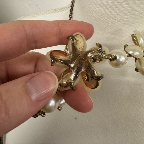 Faux Pearl Cluster Floral Statement Necklace - Picture 6 of 7